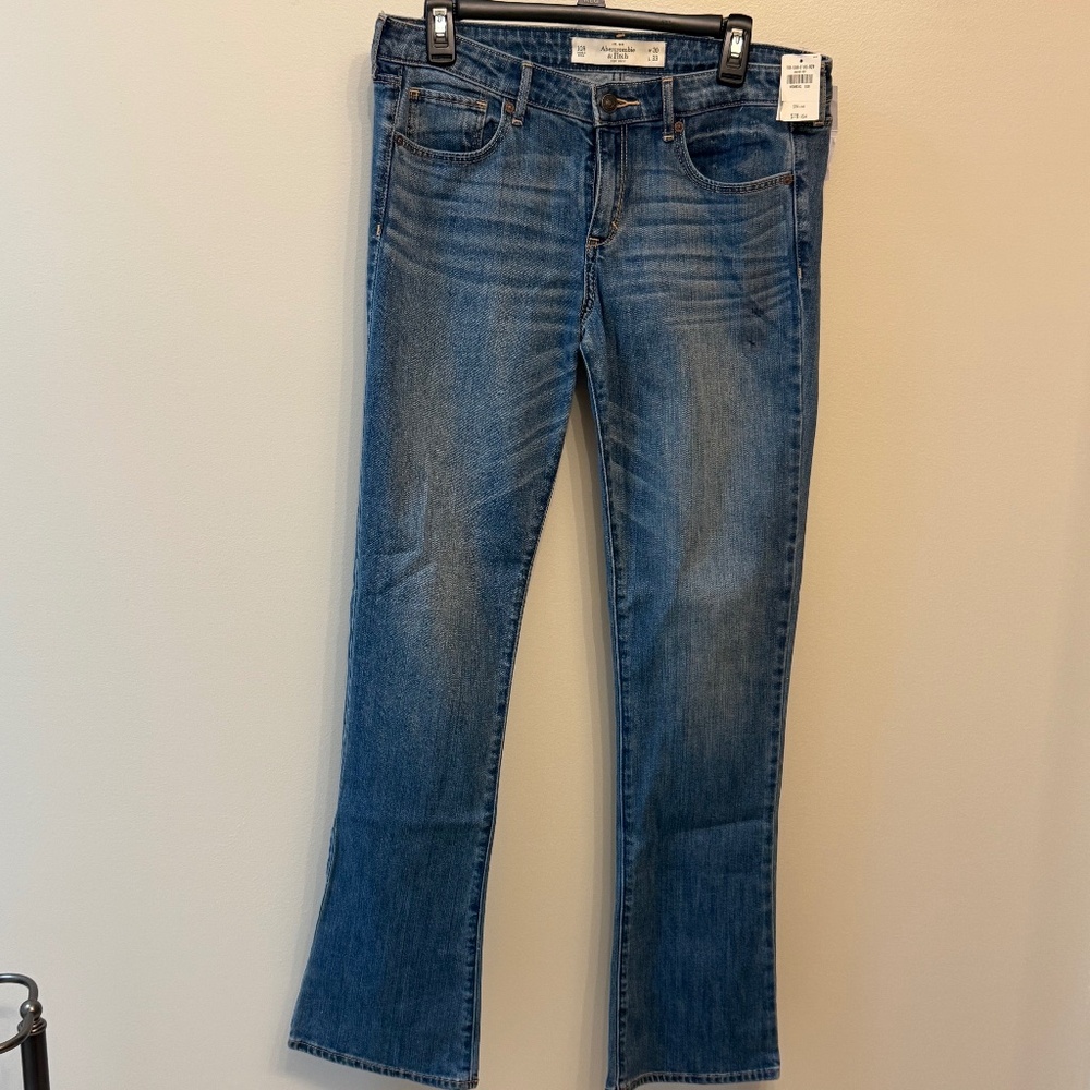 Abercrombie & Fitch Mid Rise Skinny Boot (Medium Wash)